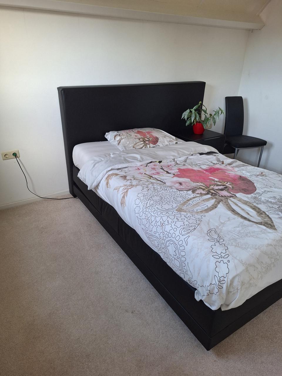 Boxspring twijfelaar elektrisch compleet met nachtkastje