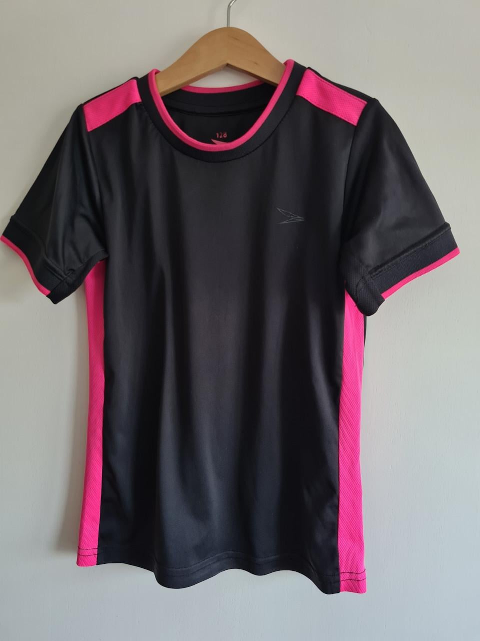 Dutchy zwart fuchsia roze sport setje, shirt en broekje Mt 128