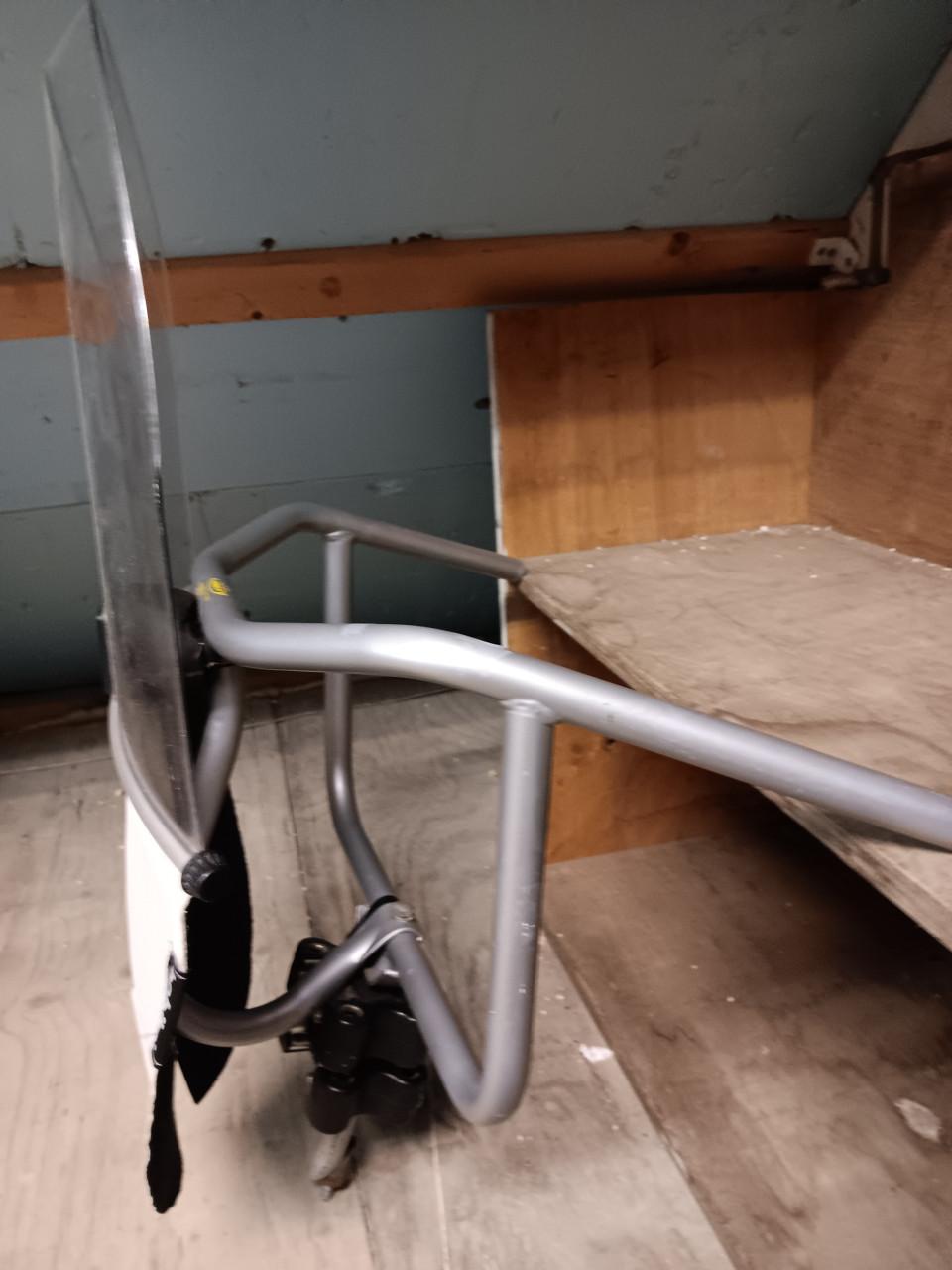 Moederstuur met windscherm