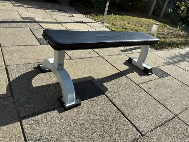 Vlakke fitnessbank wit van staal