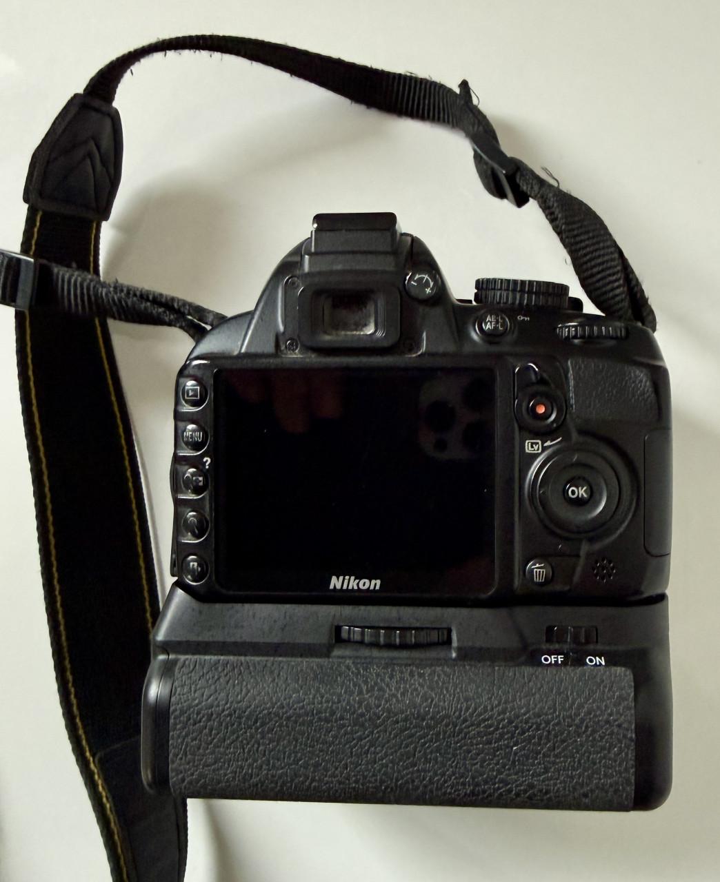 De Nikon D3100 body met Jupio batterijgrip