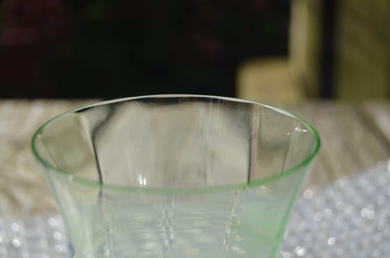 Mooi groen glas/vaasje in gebruikte staat.