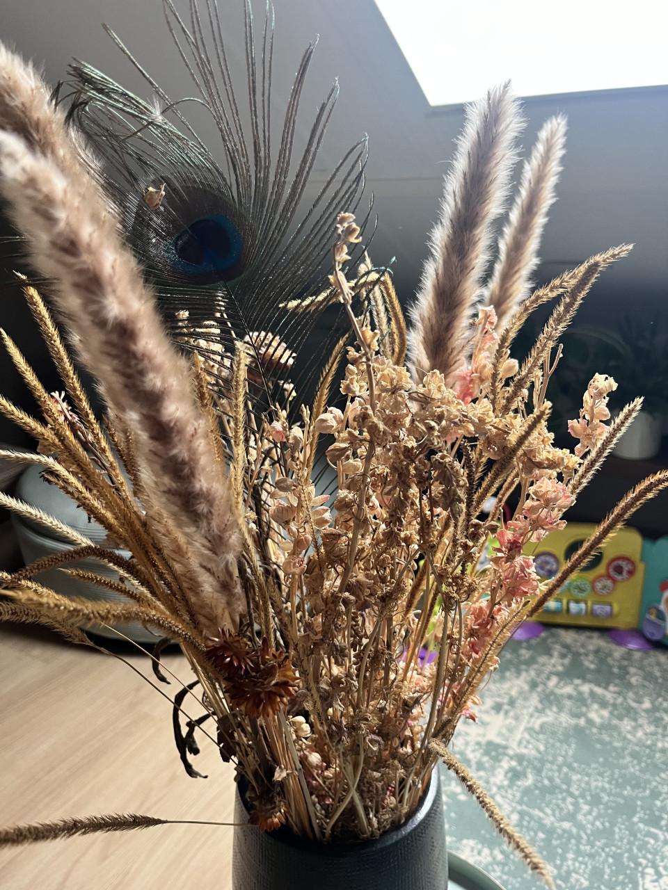 Vaas met droogbloemen