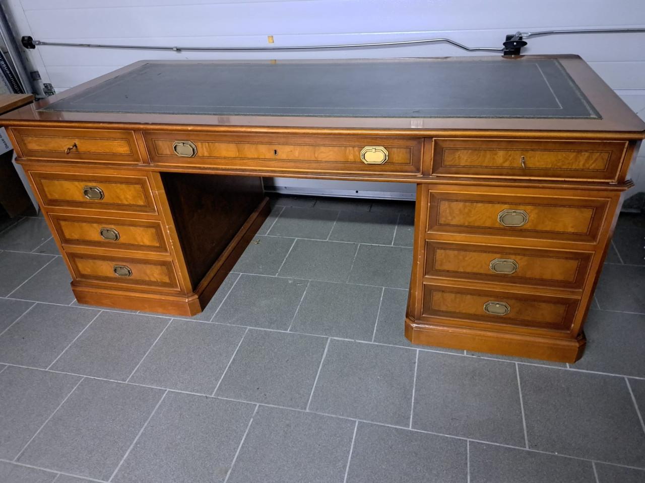 Klassiek bureau met bureaustoel