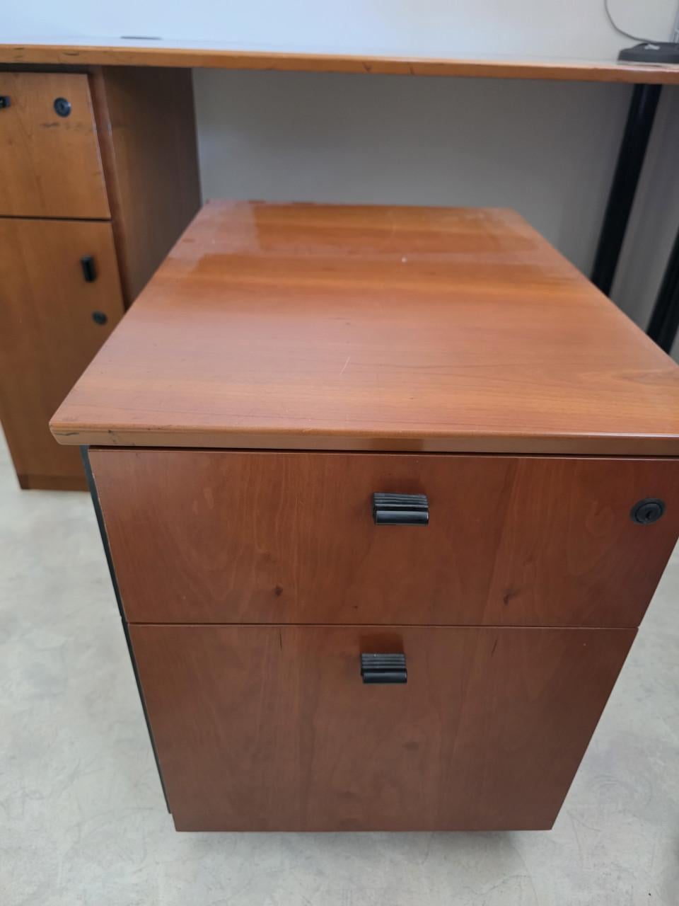 Kersenhouten bureau met ladenblok