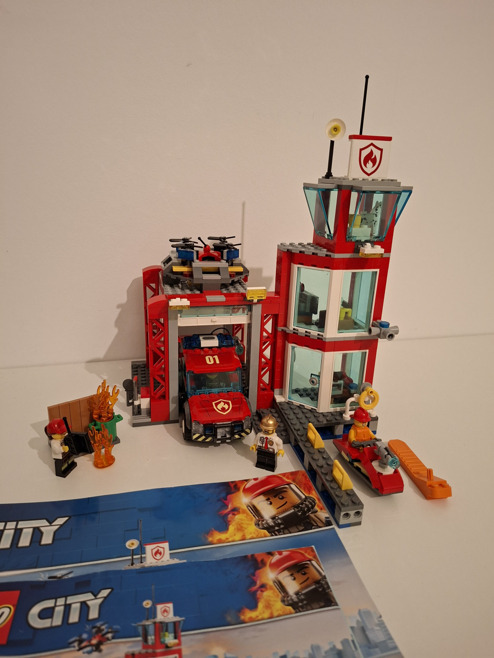 Lego city brandweerkazerne 60215 compleet met boekjes