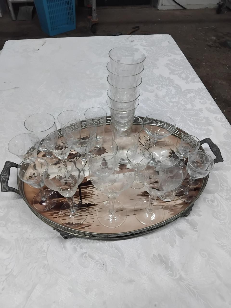 Nostalgische dienblad met 25 gegraveerde glaswerk
