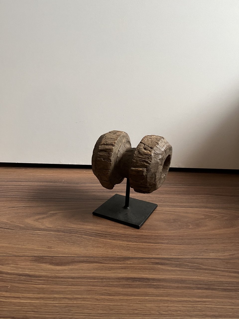 Klein ornament op standaard