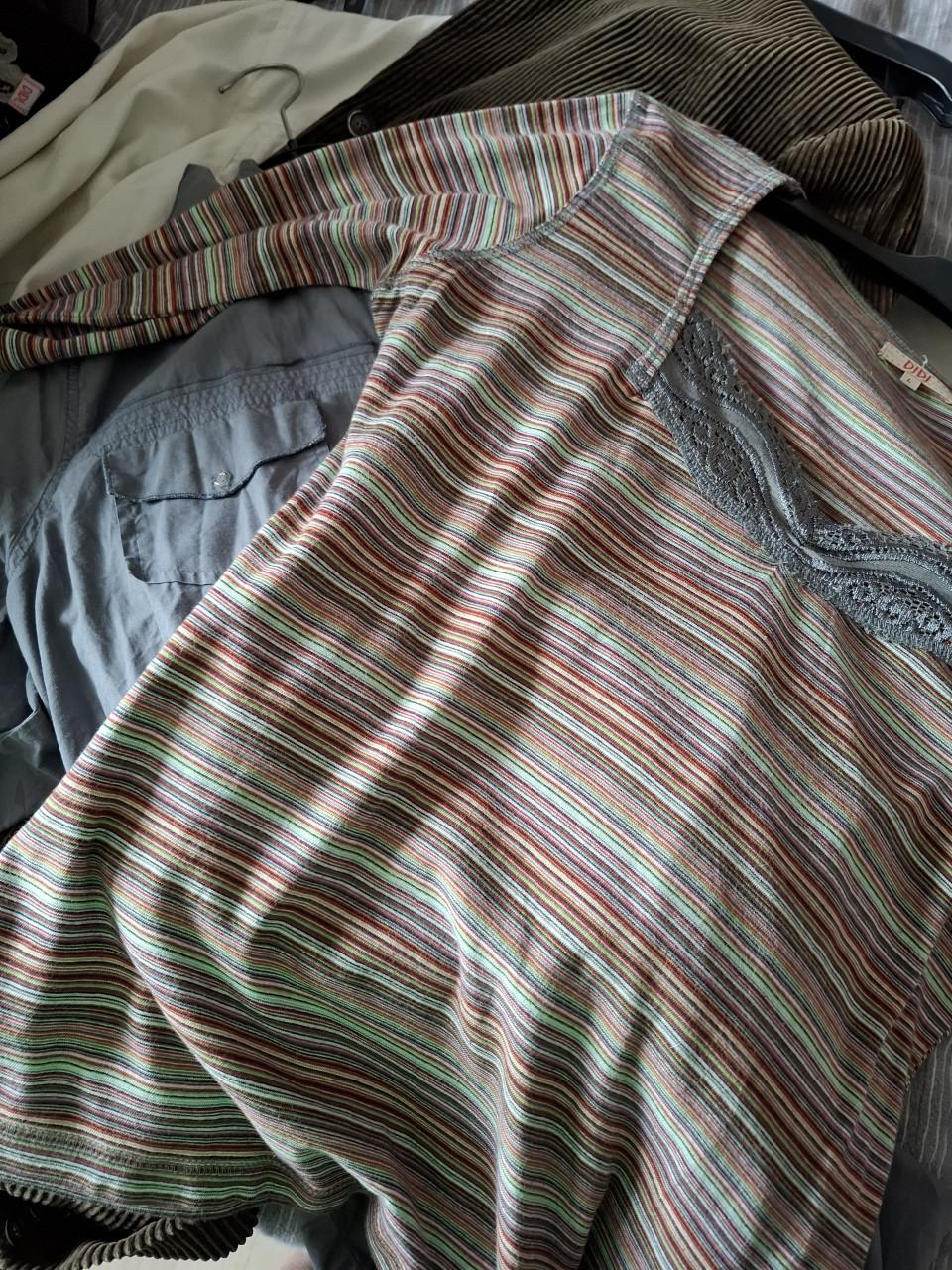 Didi gestreept shirt met grijs kantdetail langs de halslijn. L