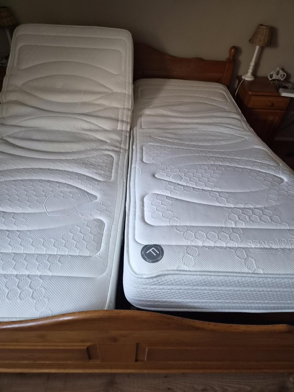 2 elektrische lattenbodem en 2 mooi matrassen