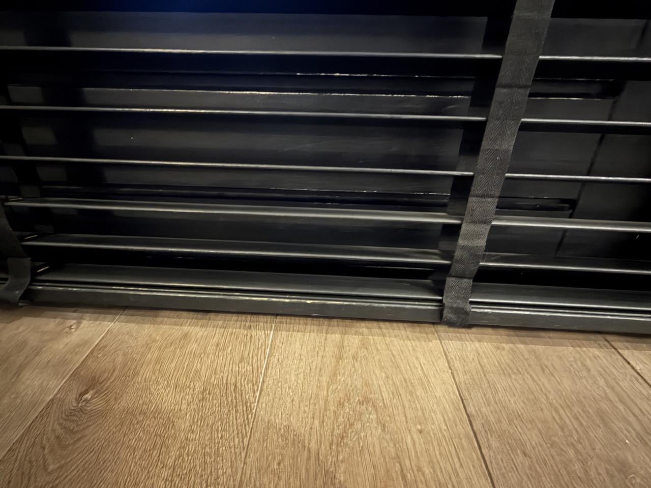 Zwarte houten jaloezieën