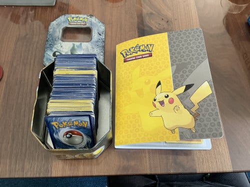 Pokemonkaarten in blik en map