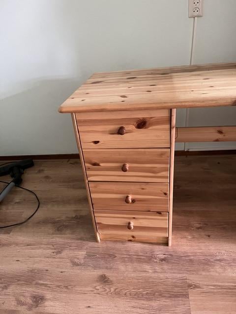 Bureau grenen.