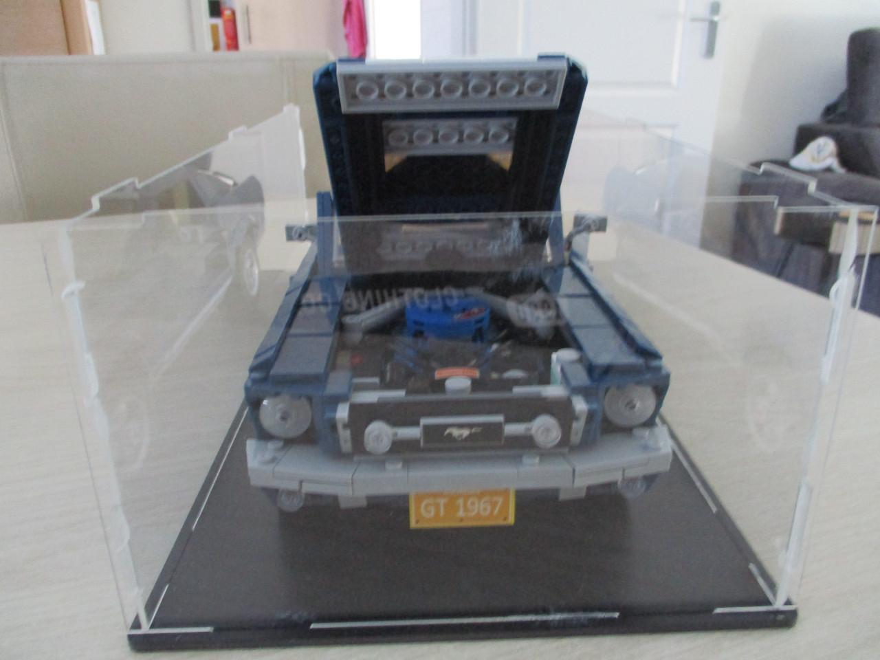 2x Ford Mustang  500GT    in mooie vitrine   (technic lego)