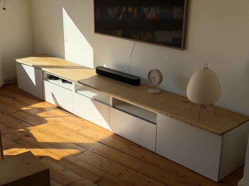 Ikea Besta TV meubel met eikenhouten plank (300x44cm)