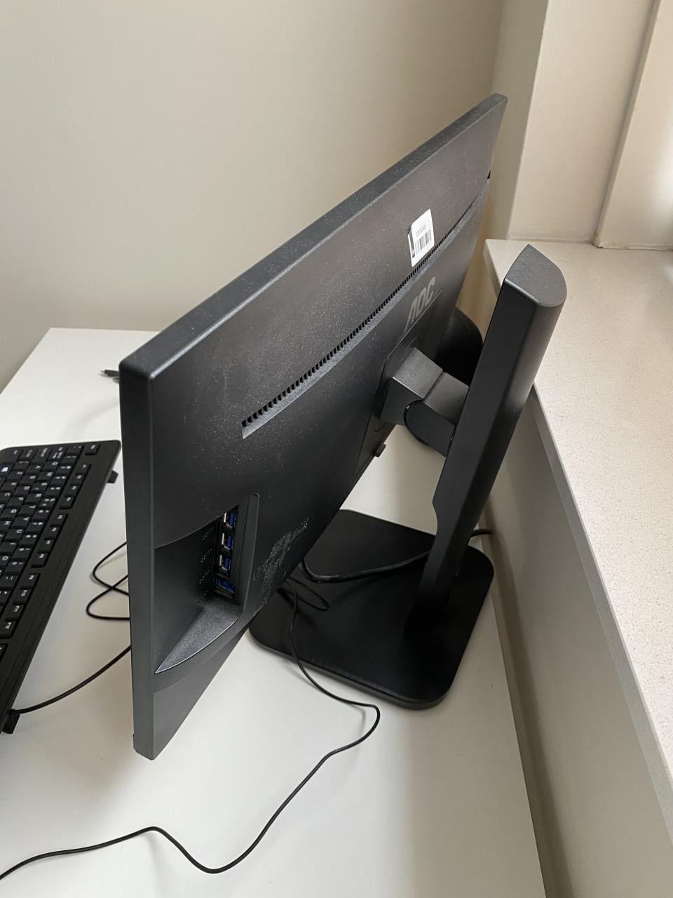 Thuiswerkplek met monitor - toetsenbord- muis - hub