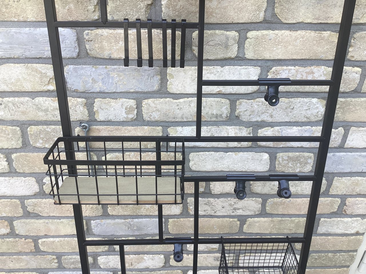 Wandrek zwart metaal organizer met accessoires z.g.a.n. GOES