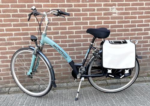 Nette lichtgewicht damesfiets Montego met fietstassen