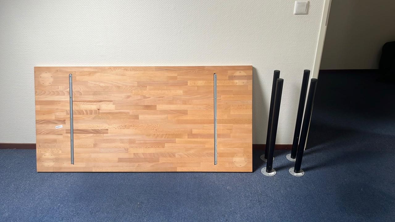 Ikea Bureaublad & zwarte poten