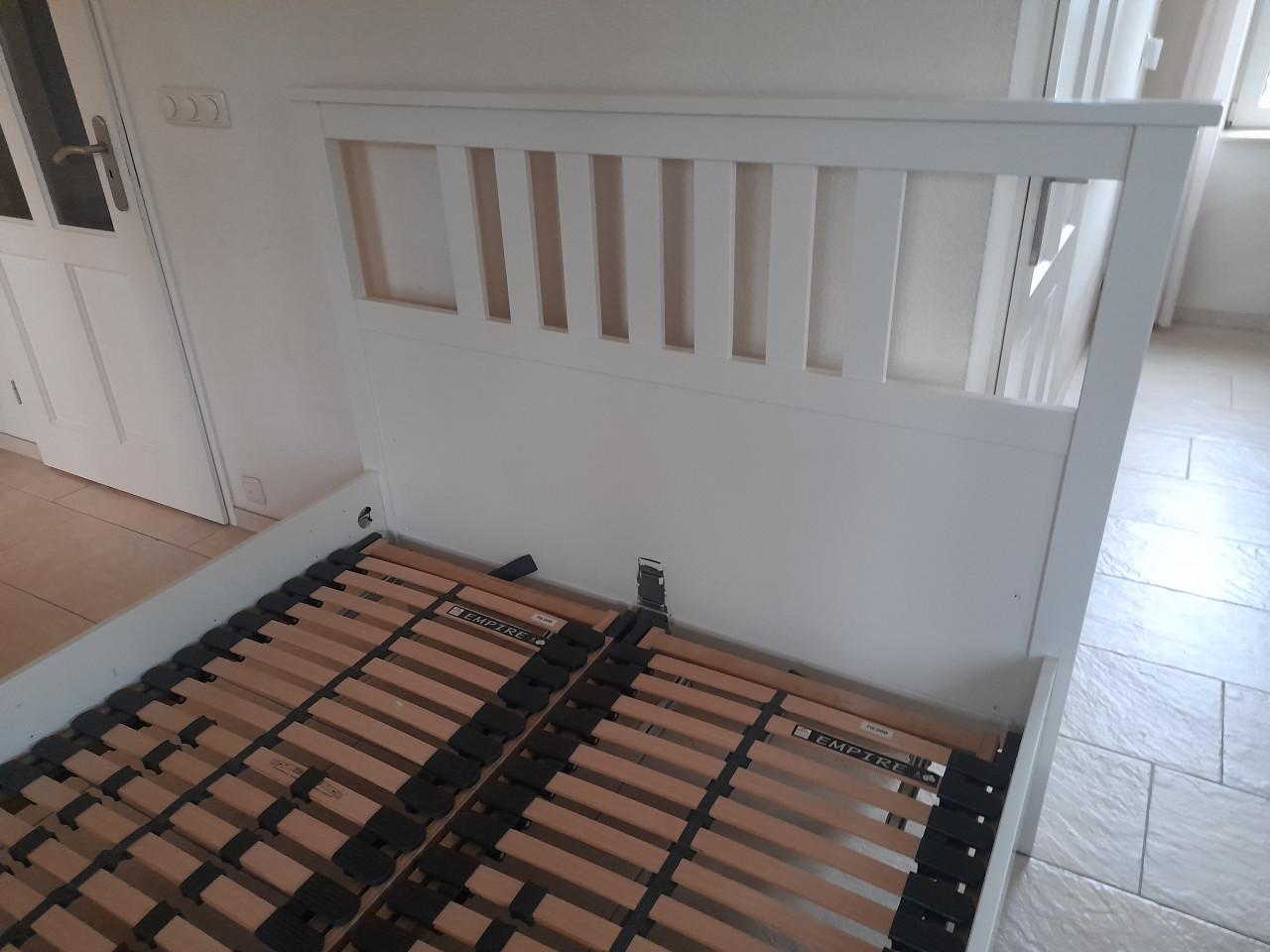 2 Persoons bed 140 x 200 met verstelbare lattenbodems(in goede nette staat)