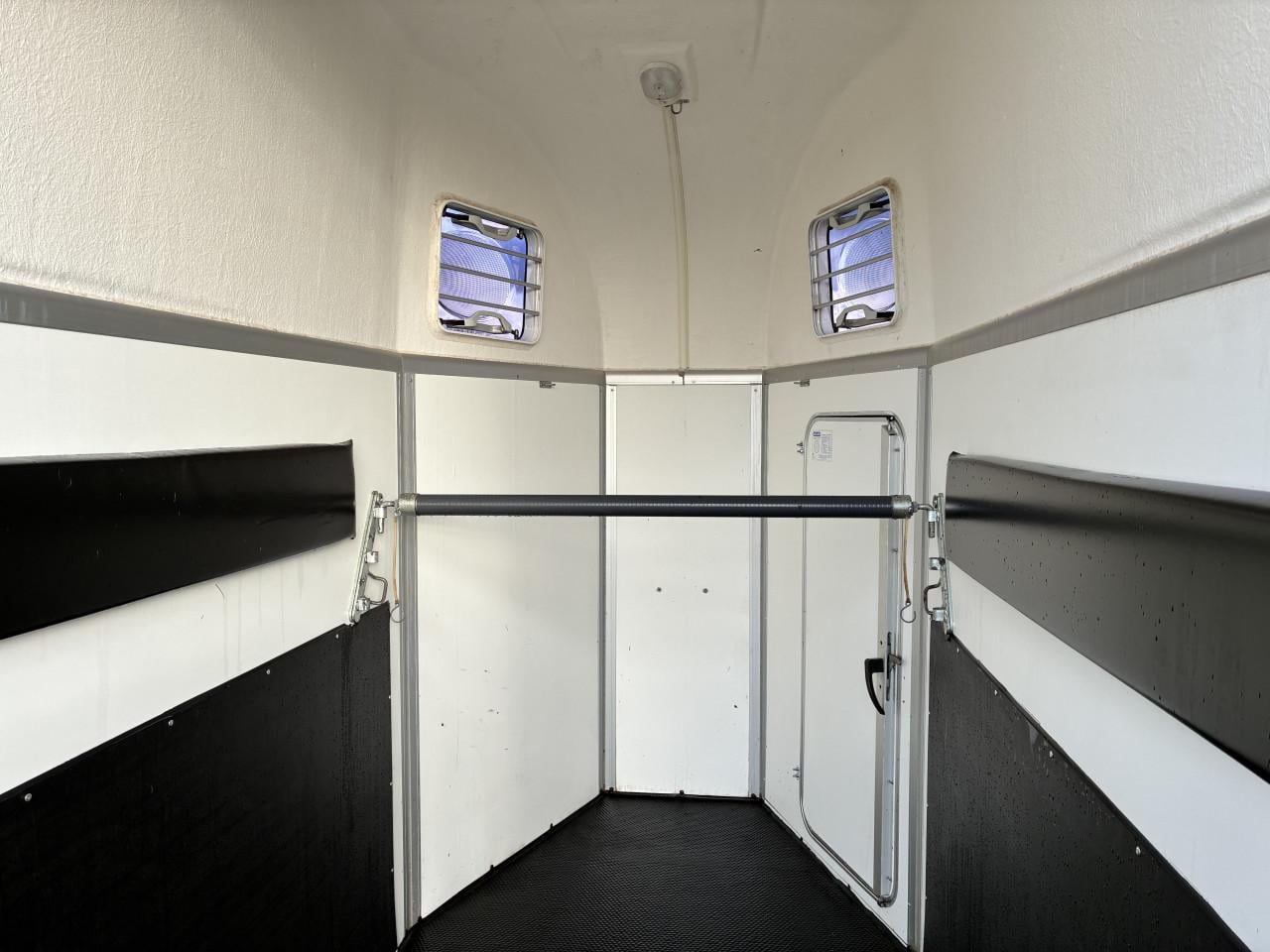 Hoge 1,5 paards Humbaur Single met alubicomp bodem b.j. 2016