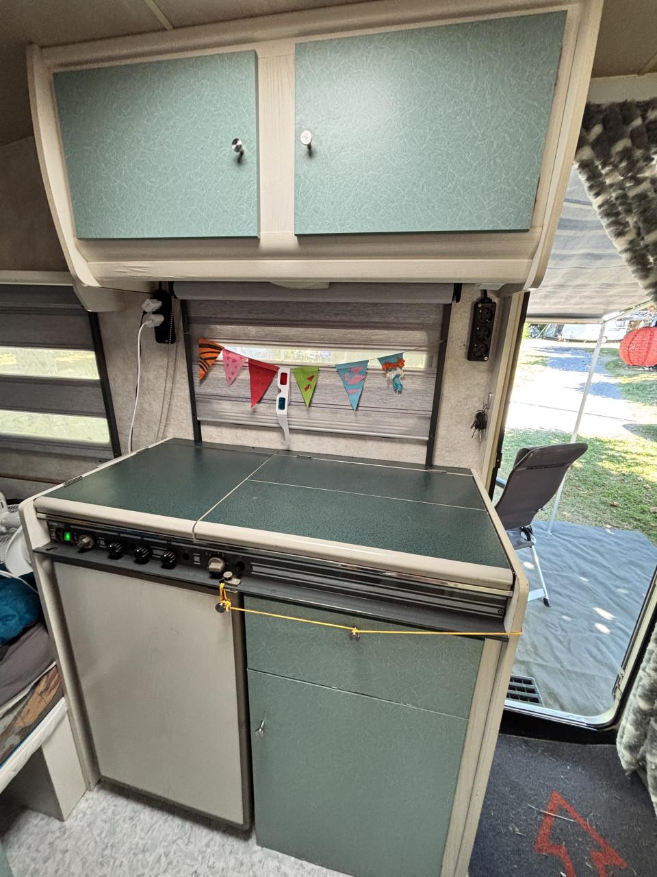 Lichtgewicht caravan, stapelbed, luifel en voortent