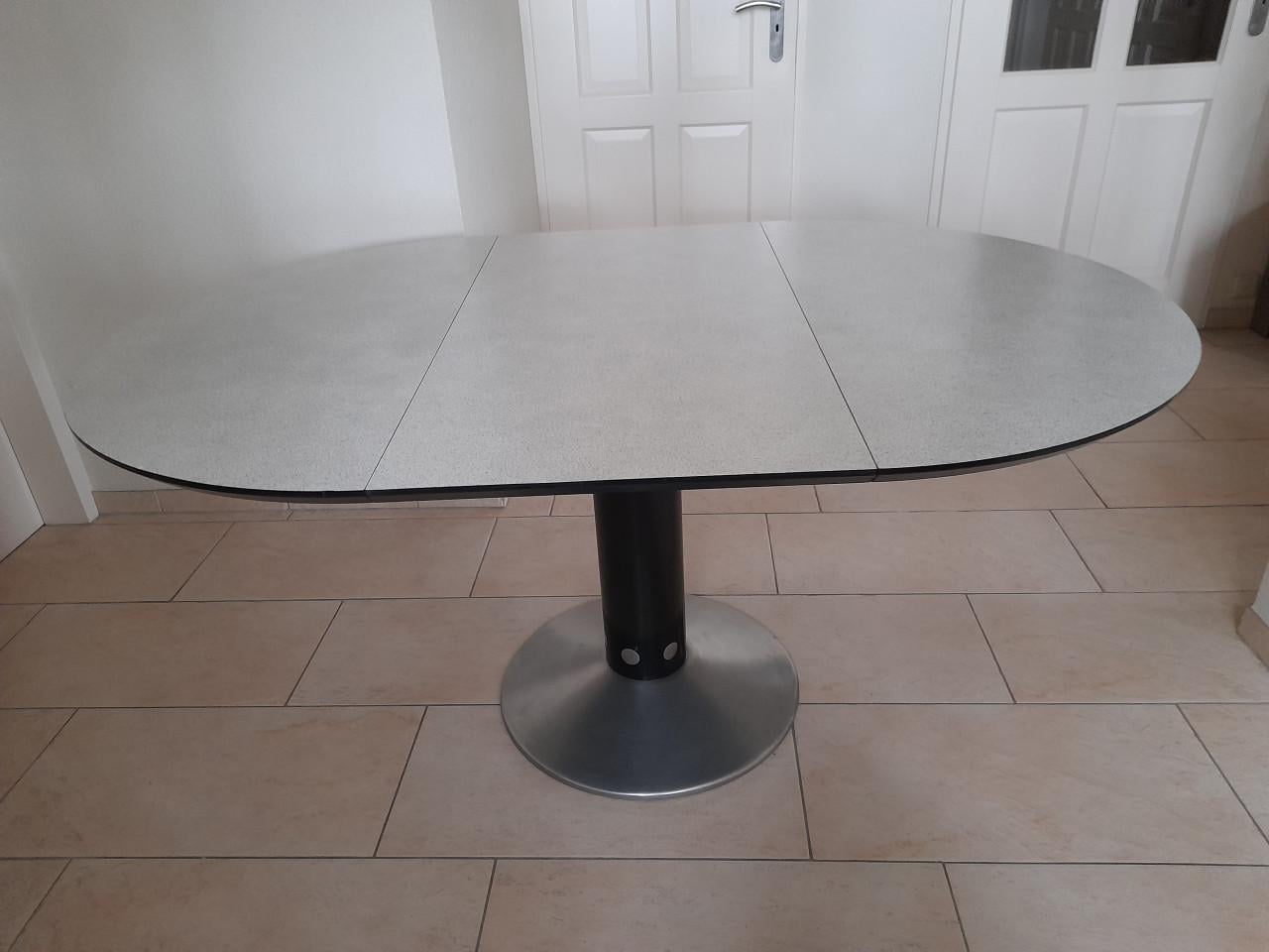 Stevige Tafel (uittrekbaar) in goede staat !   (105 rond)