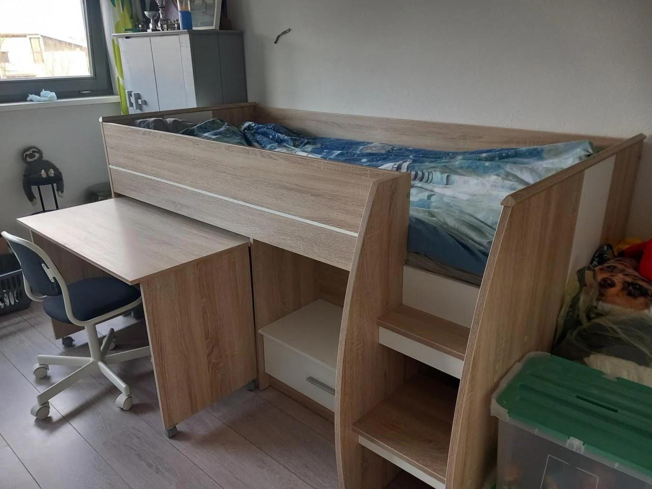 Halfhoogslaper met bureau en bureaustoel