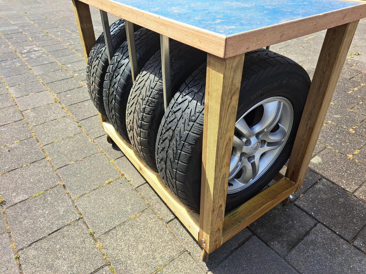 Verrijdbare werktafel/bandenopslag