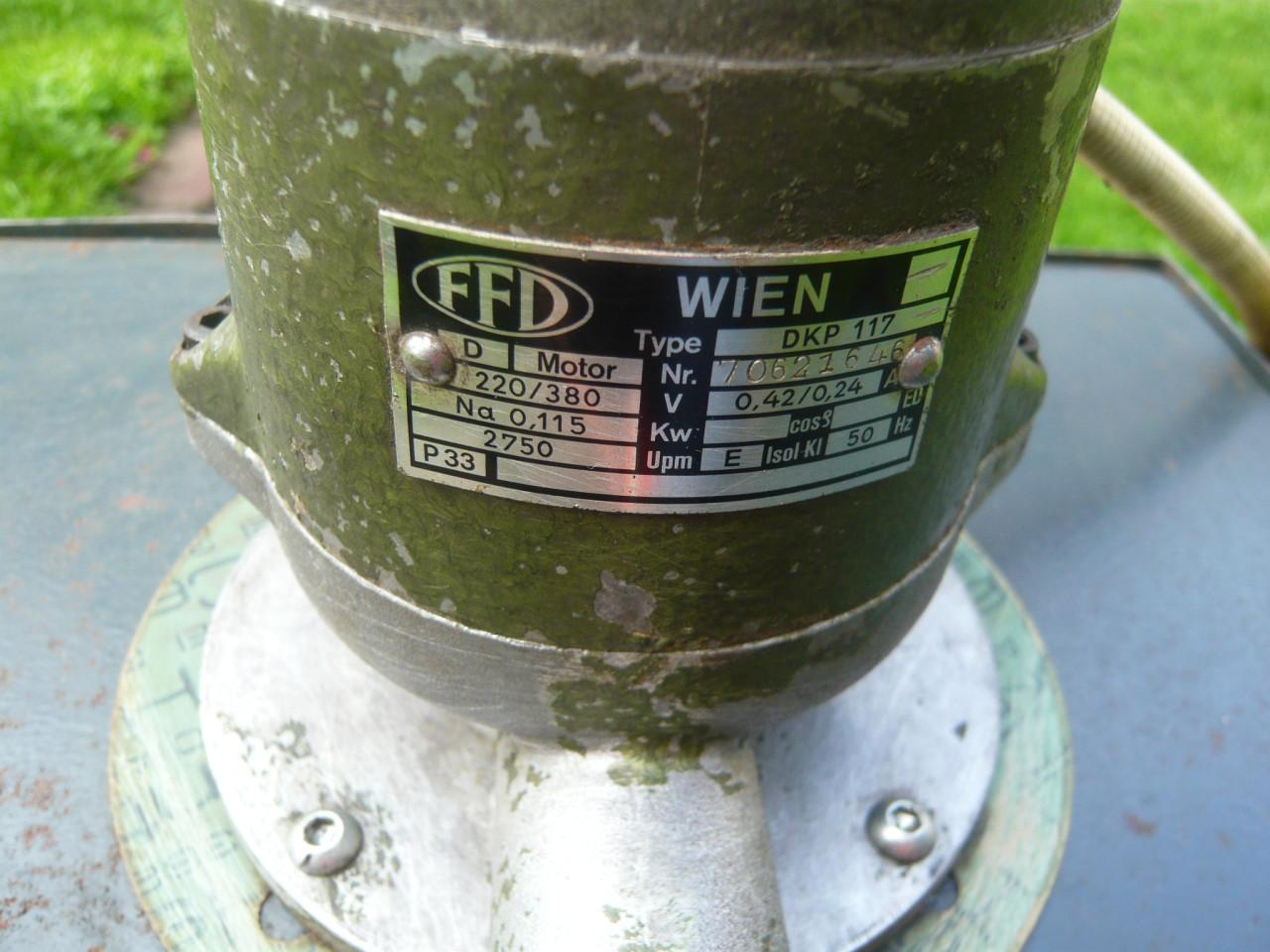 Koelvloeistofpomp op metalen reservoirbak