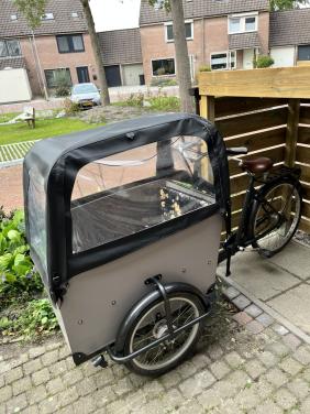 Een mooie Babboe Big Bakfiets met Regentent en Opberghoes