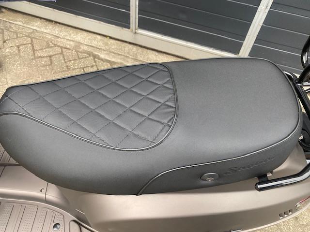 Nieuwe Santini Capri vespa look scooters in div kleuren deze maand nu 1749