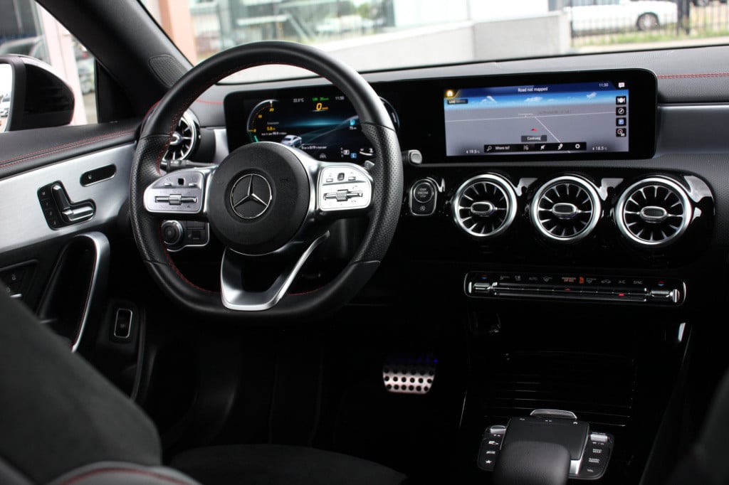 Mercedes-Benz Cla 220 4matic premium plus amg | pano | memory | acc | camer