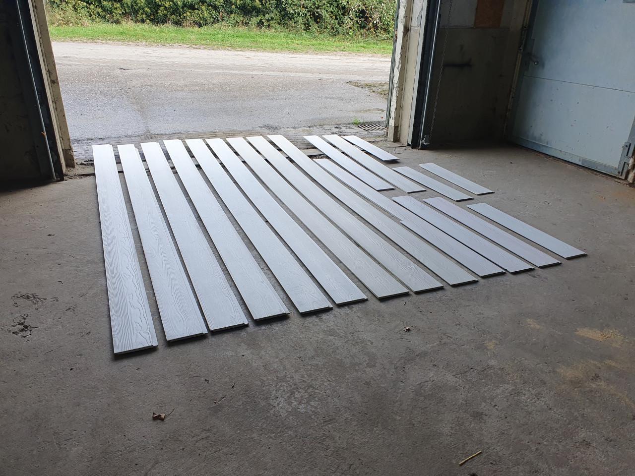 Witte Cedral planken gevelbekleding.