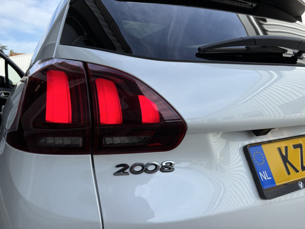 Peugeot 2008 allure 1.2-111pk/panoramadak/trekhaak