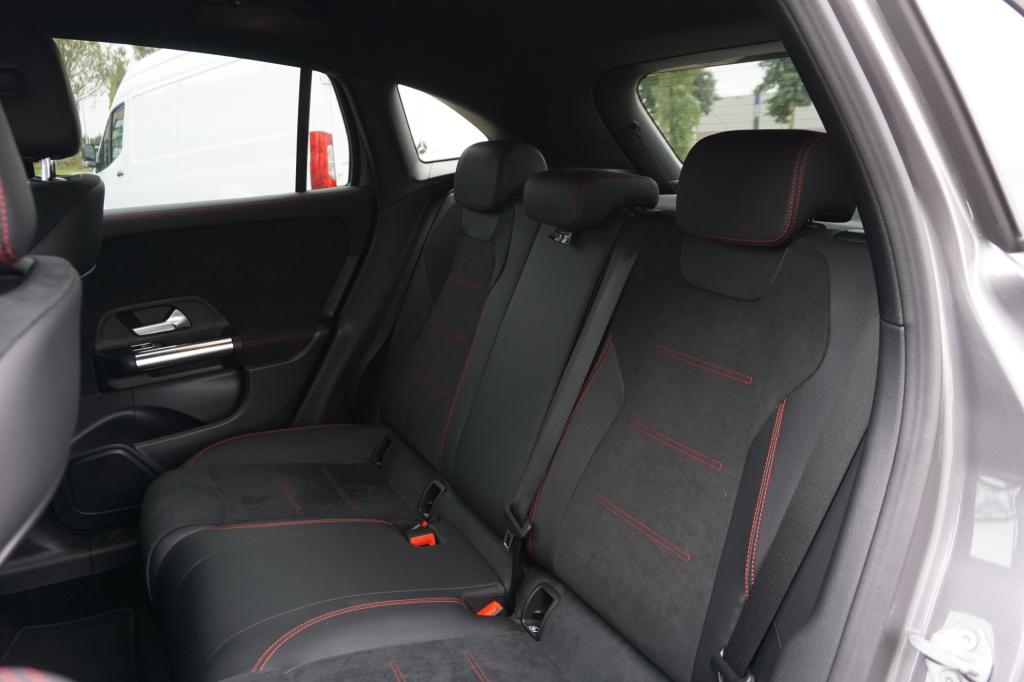 Mercedes-Benz Gla-klasse 180 amg line l automaat i achteruitrij camera l te