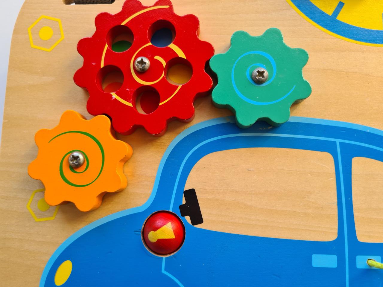 Primi Passi houten activiteitenbord in garage-thema