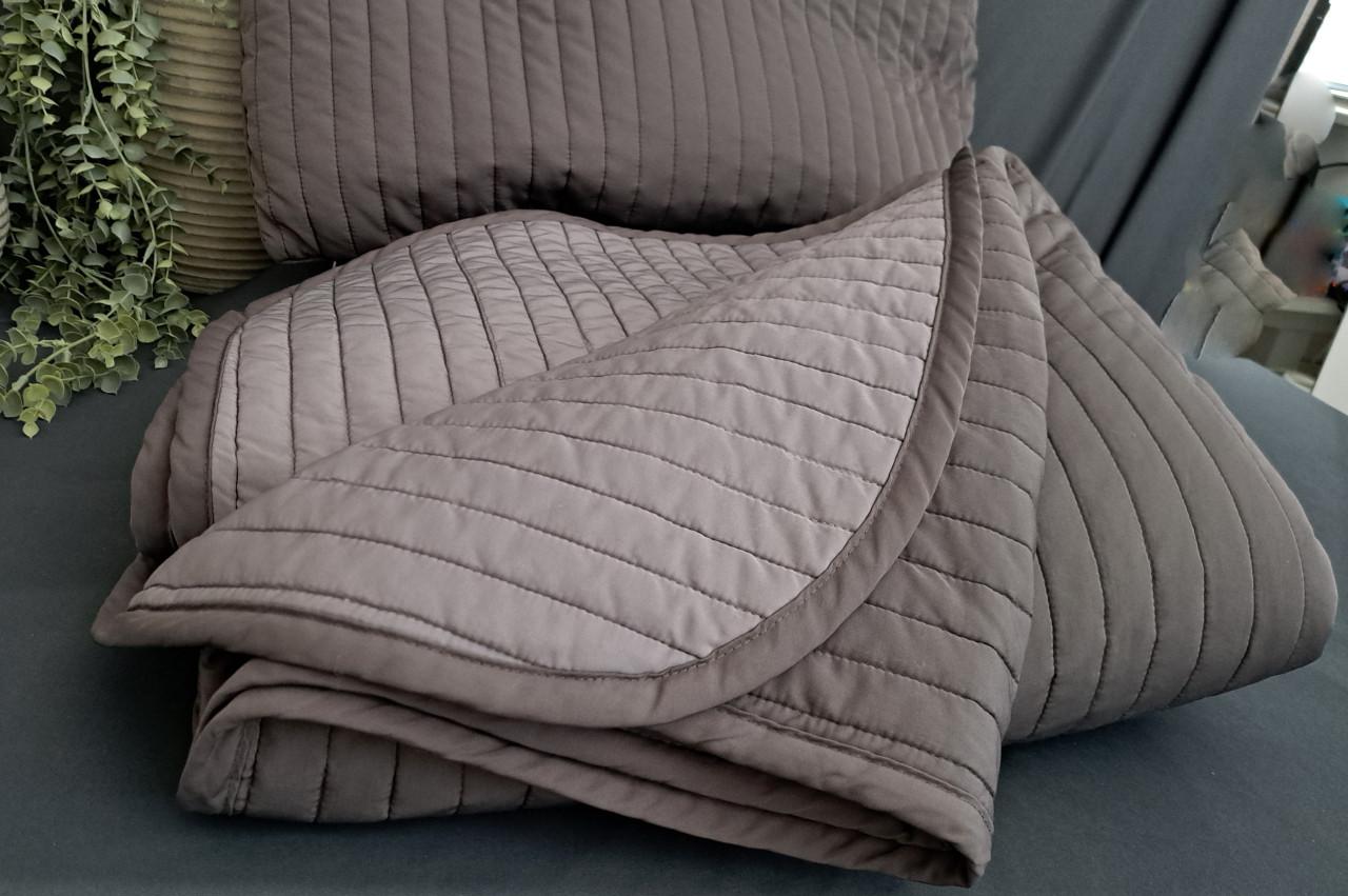 Mooie grote dubbelzijdige sprei (licht-/donkergrijs) incl. 1 kussen