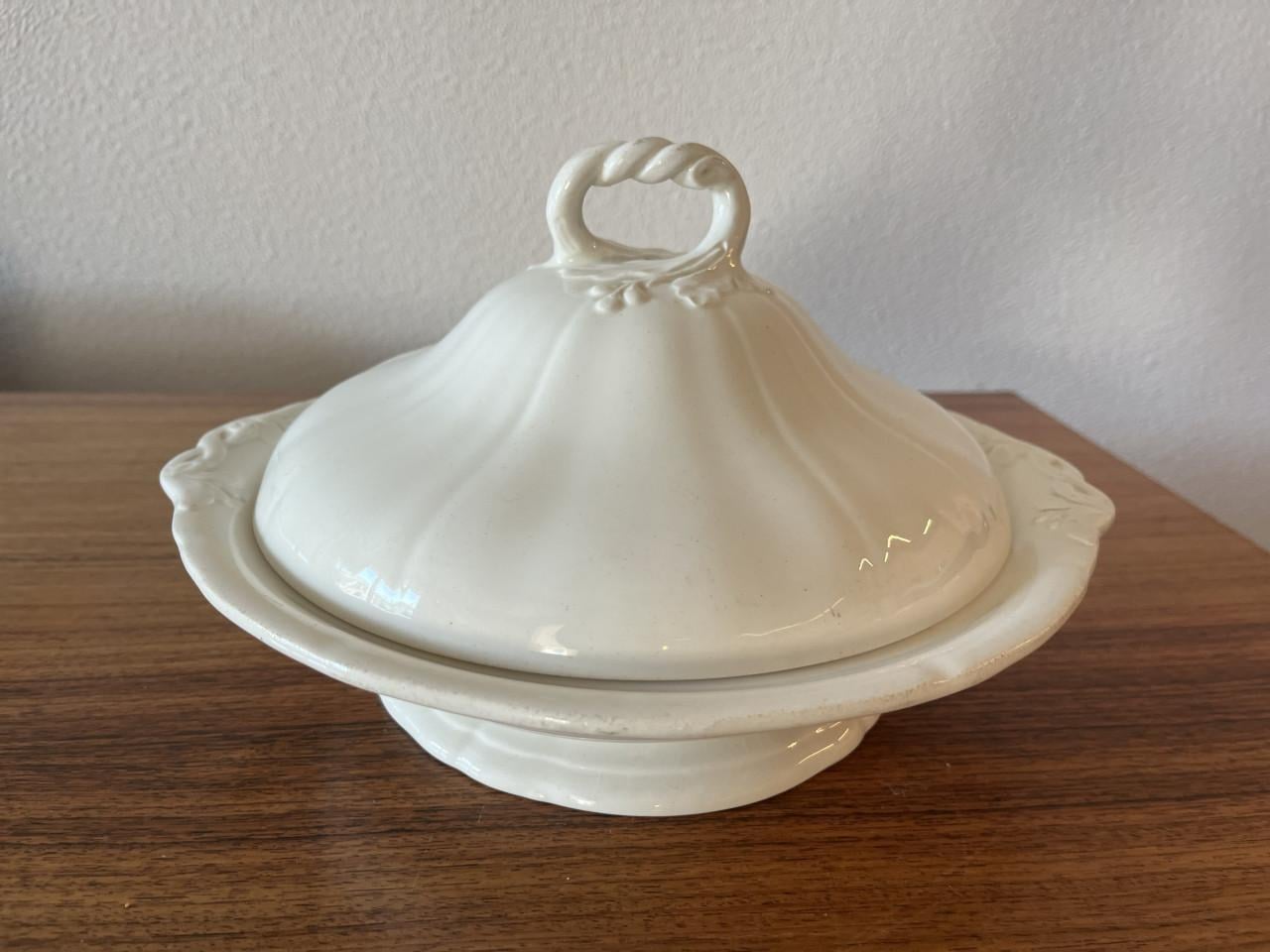 Maastrichts aardewerk Petrus Ragout en Société Céramique Maastricht.