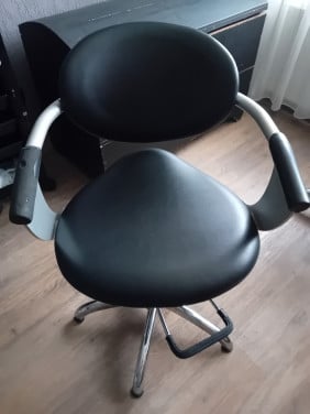 Kappers pompstoelen ( 2 stuks ).