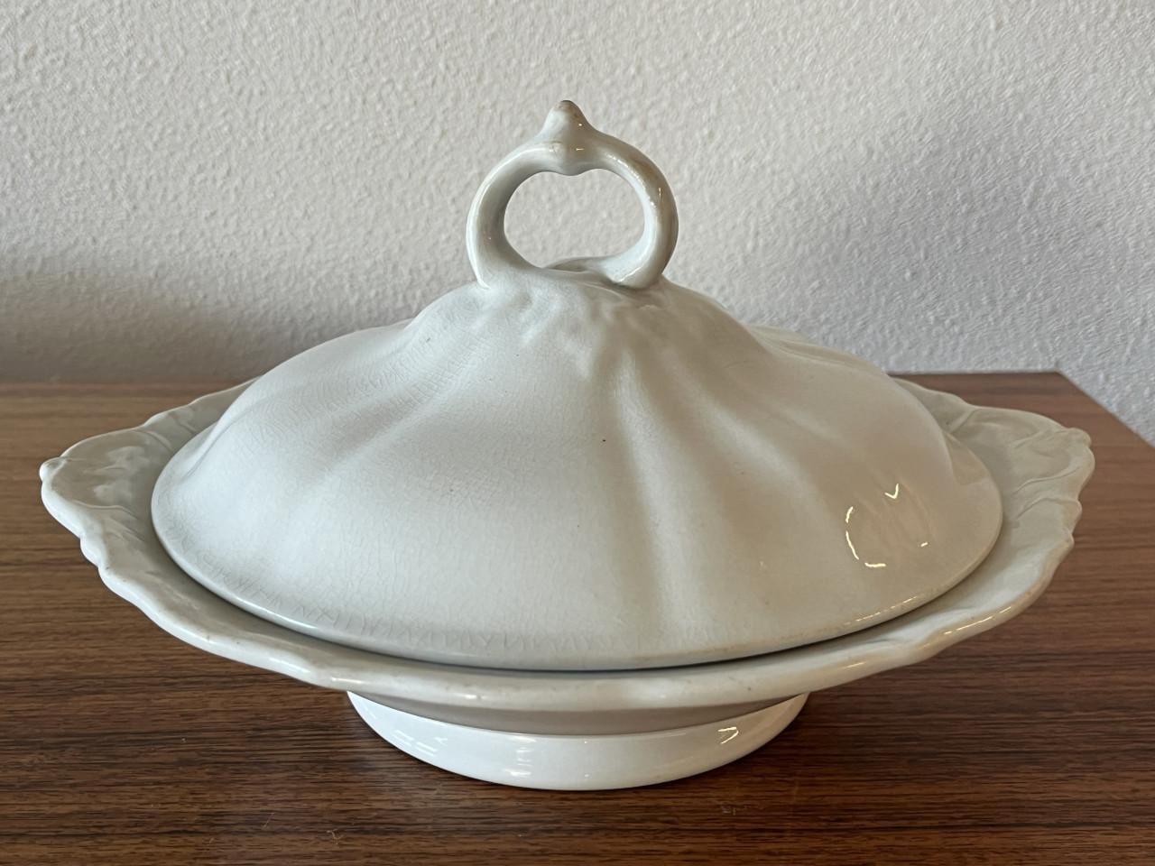 Maastrichts aardewerk Petrus Ragout en Société Céramique Maastricht.