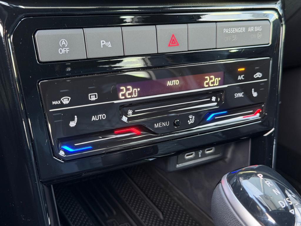 Volkswagen T-cross 1.5 tsi 150pk dsg r-line | camera | trekhaak | navi | iq