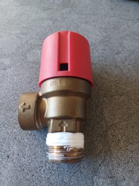 Dit is een overstortventiel van 1/2 inch met een maximale druk van 3 bar,