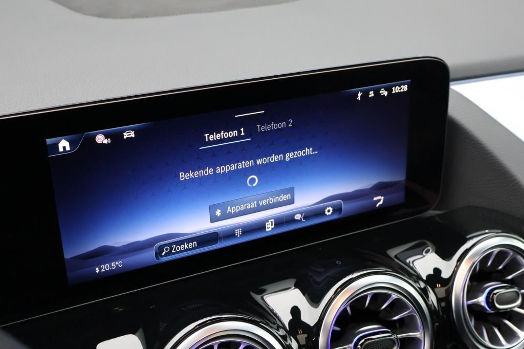 Mercedes-Benz Gla-klasse 180 amg line i 2025 i panorama dak i manufaktur al