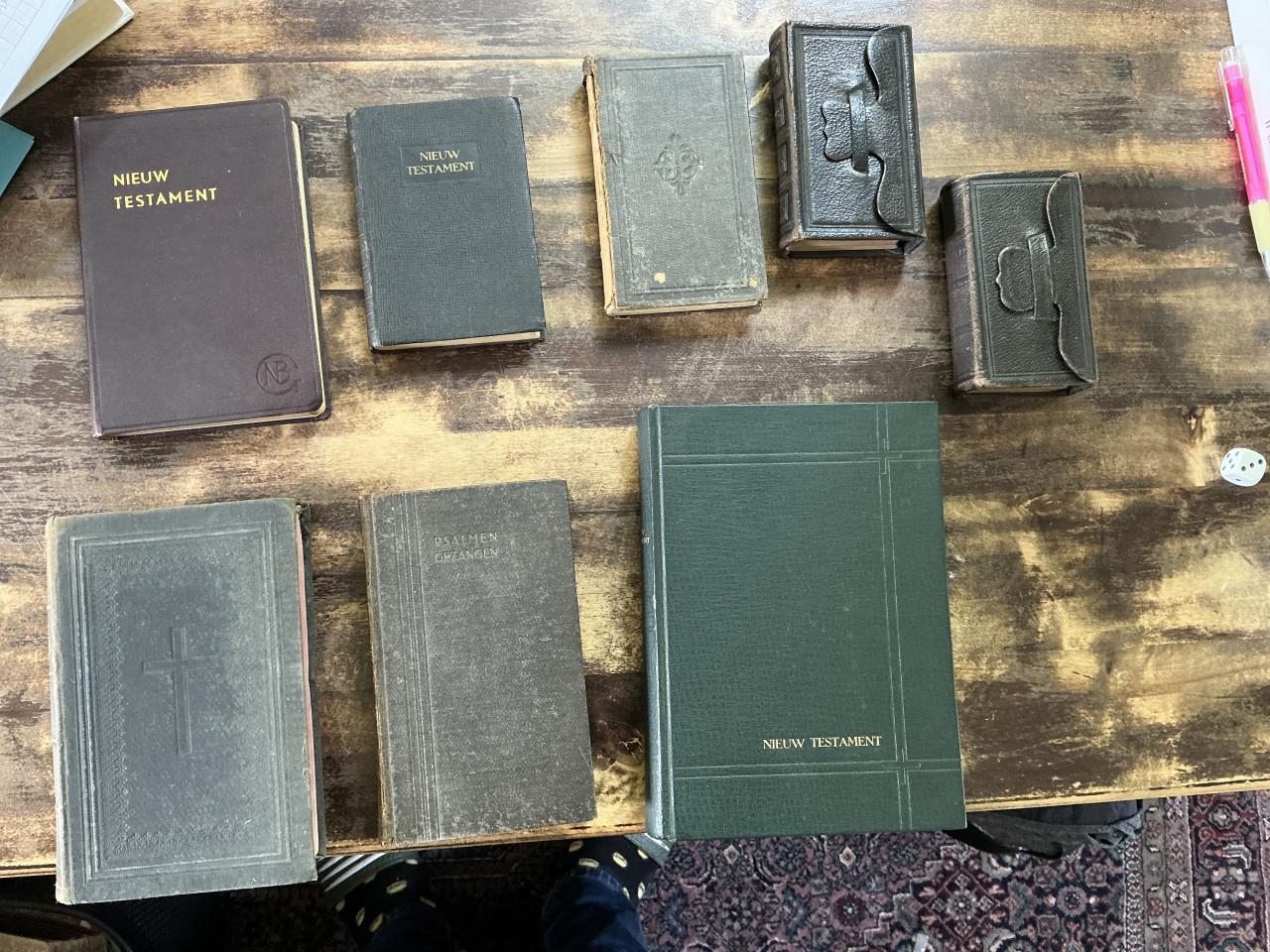 Diverse oude bijbels en psalmboeken