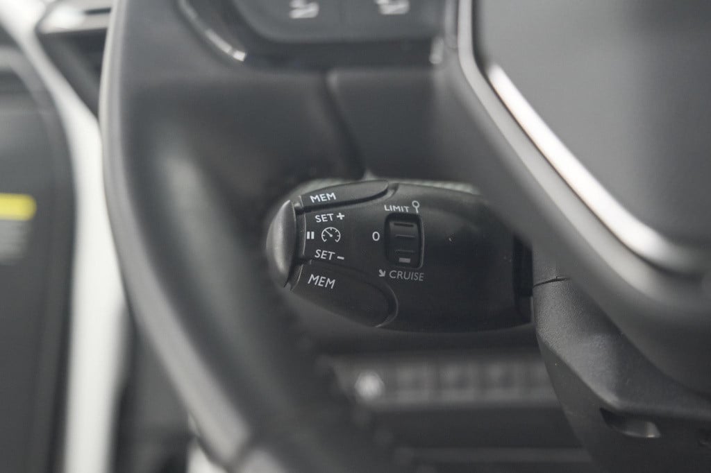 Peugeot 2008 puretech 130 allure | trekhaak | camera | navigatie | parkeers