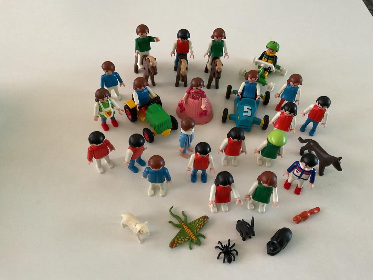 Playmobil. Klein. 31 poppetjes. 6 paardjes. Traktortjes. Brandweerwagentje.
