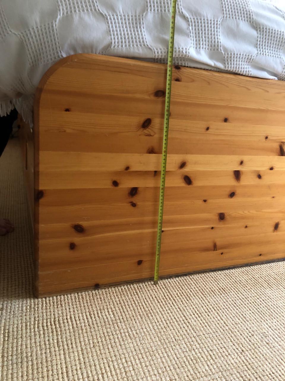 Massief Houten bed met opberglades, 160 maal 200 cm!