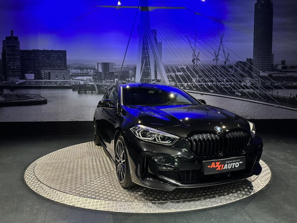 BMW 1 Serie 118i high executive *m-pack*pano*harmankardon*m-technic stoelen