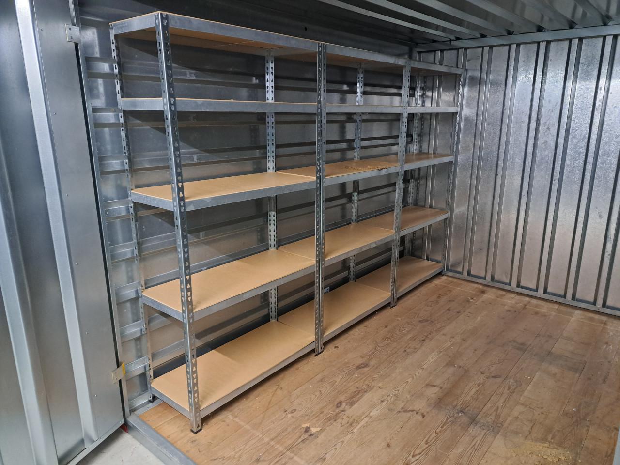 Drie metalen 5-laags stellingen te koop